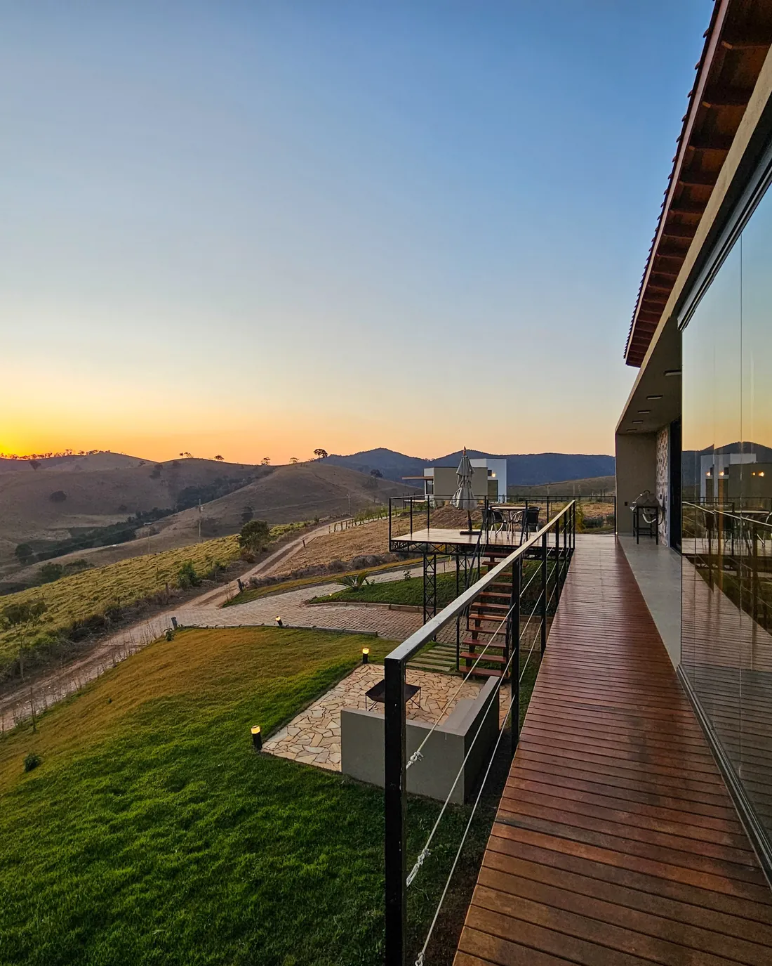 Solarium Completo: as duas casas de vidro do Solarium na crista da serra, para a propriedade inteira