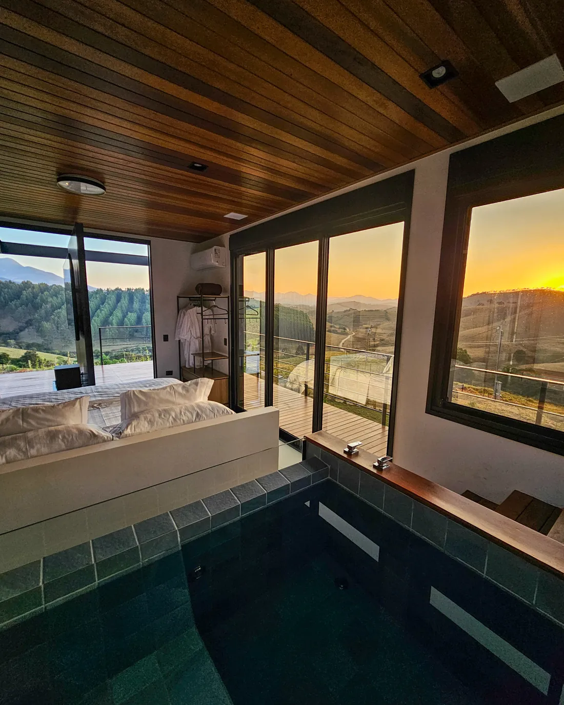 Solarium 2: SPA de imersão com teto retrátil aberto para o céu da Serra da Mantiqueira
