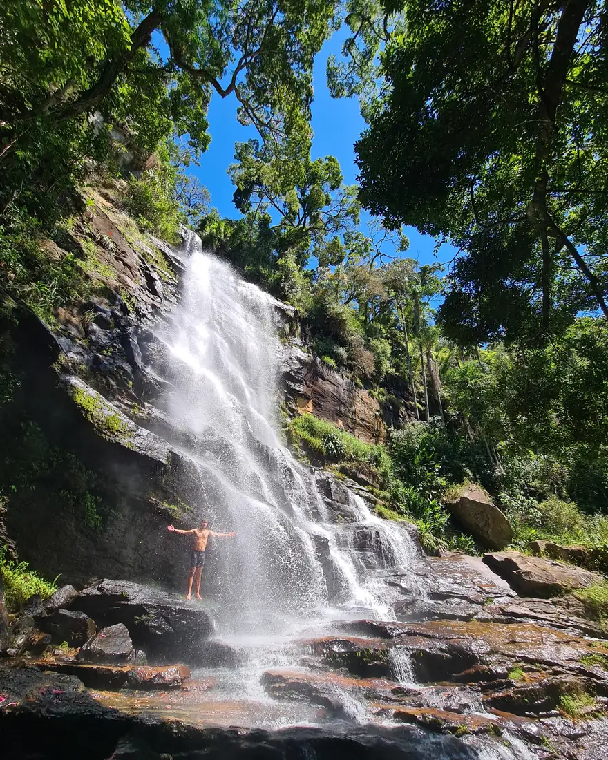 Cachoeira Gomeira com poço de água esmeralda na Serra da Mantiqueira