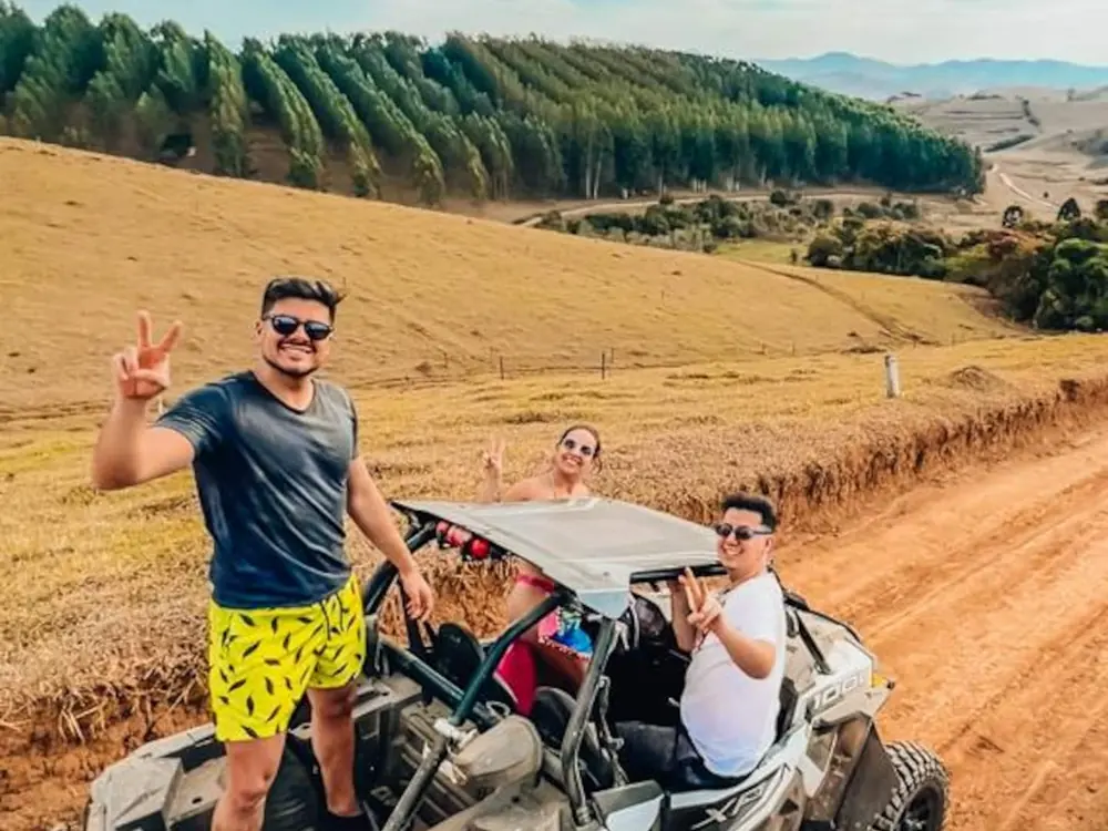 Passeio de quadriciclo pelas estradas de terra entre os cafezais da serra