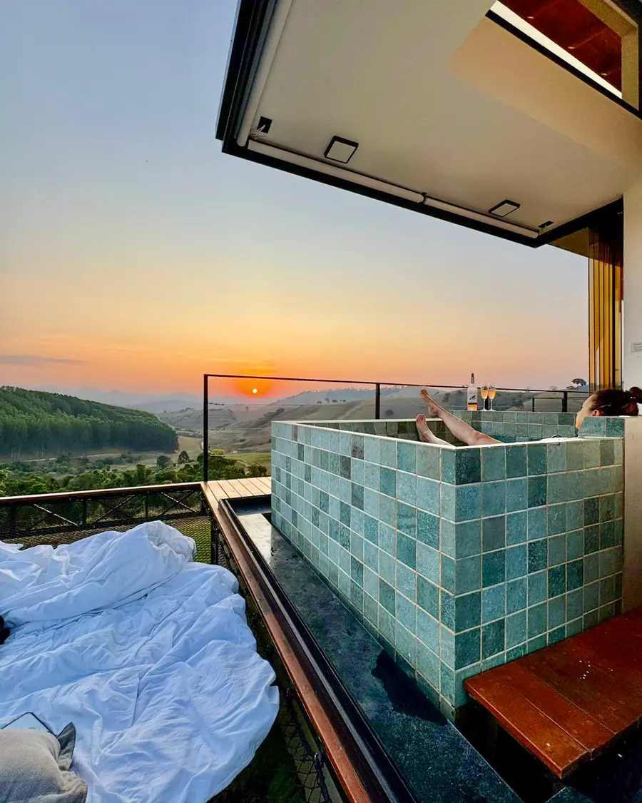 Banheira de azulejo esmeralda no pôr do sol com a Serra ao fundo