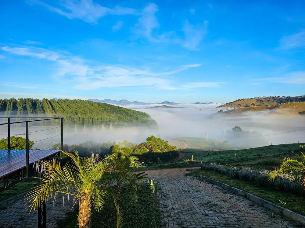 Vale em mar de neblina ao amanhecer visto do deck